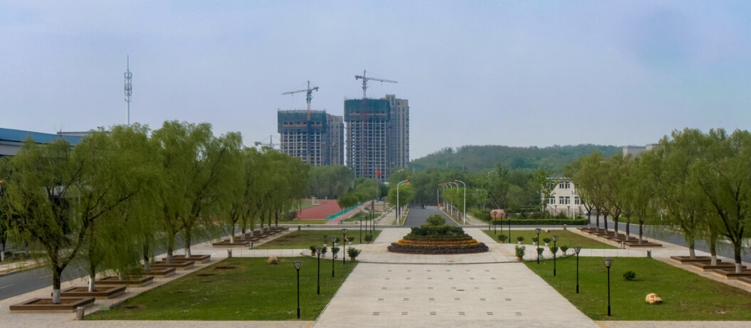 辽宁现代服务职业技术学院校园风景与现代技术开发的融合